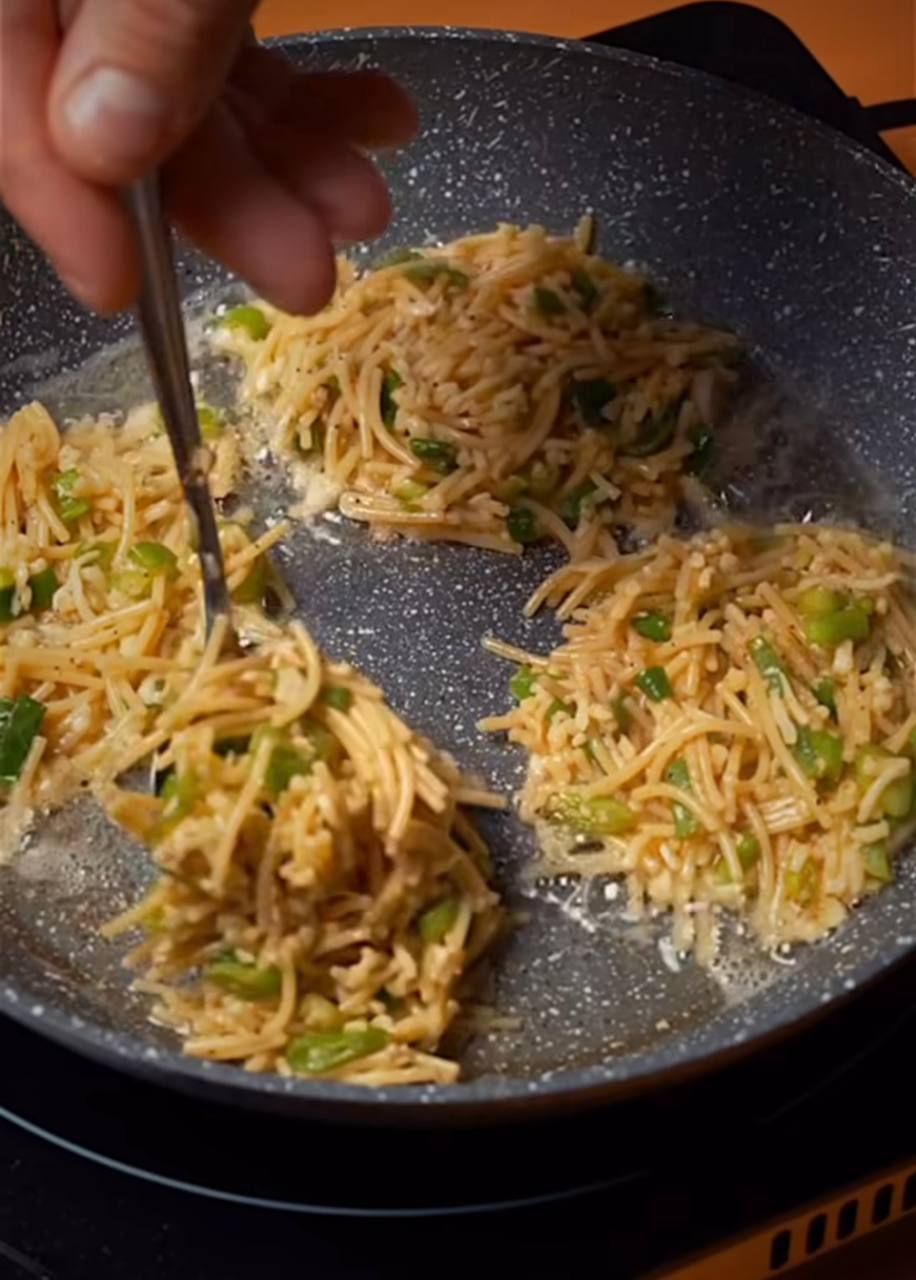 Не выбрасывайте вчерашние макароны: вот как приготовить из них вкусные оладьи